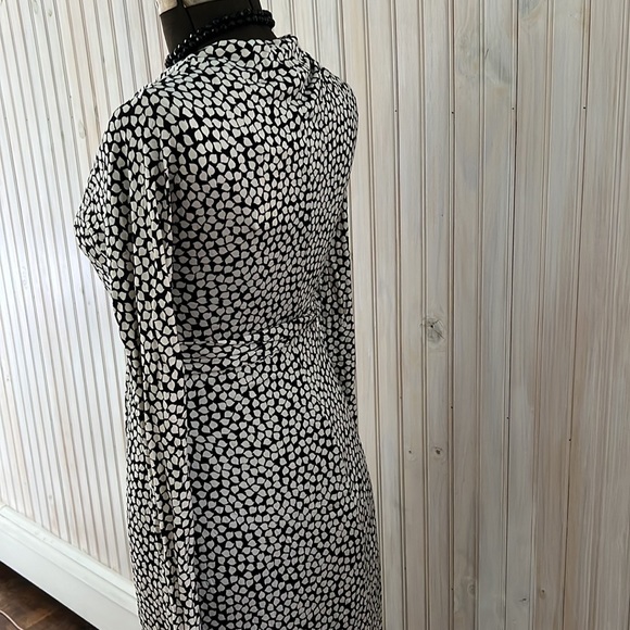 ✨HOST PICK✨ DIANE VON FURSTENBERG SILK BLK AND WHITE PRINT WRAP DRESS - SIZE 4 - Picture 6 of 8
